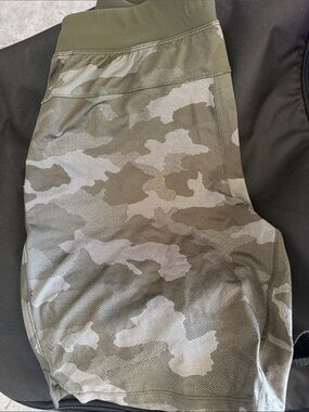 lululemon athletica Men's Olive Camo Athletic Shorts jacquard 9in